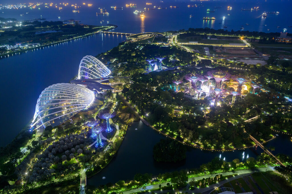 Wie man mit dem mittelständischen Unternehmen nach Singapur und Malaysia expandieren kann. Singapur City bei Nacht BVMW Delegationsreise Expansion Mittelstand Mittelstandsnetzwerk Mittelrhein E